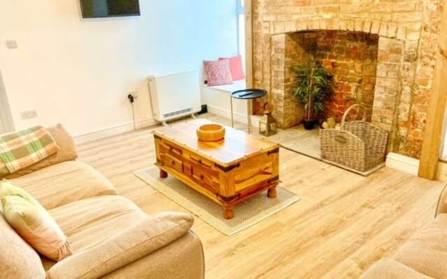 Stunning Renovated & Spacious 2 BR - 100m to Beach