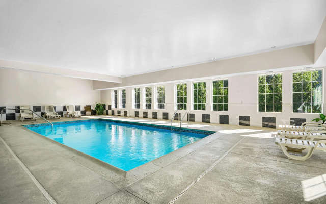 La Quinta Inn & Suites by Wyndham Stonington-Mystic Area