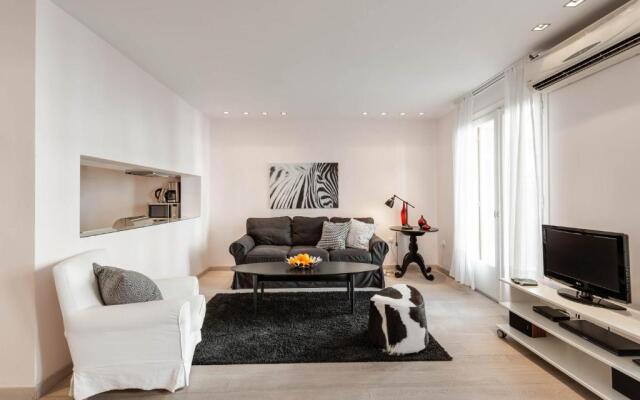 Stylish white 4 ppl apartment in City center