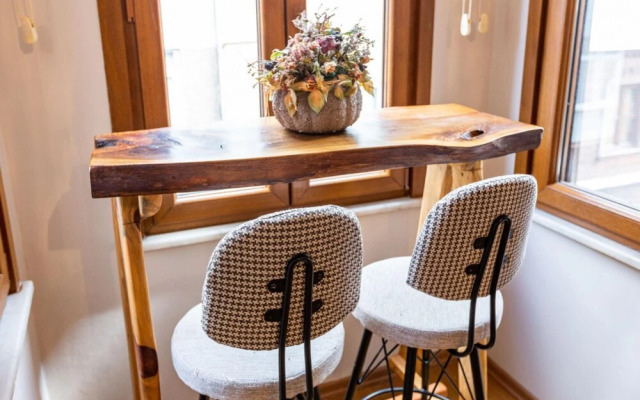 Authentic Central Flat With Bay Window in Besiktas