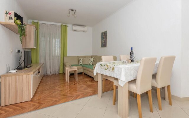 Amazing Apartment in Makarska With Wifi and 2 Bedrooms