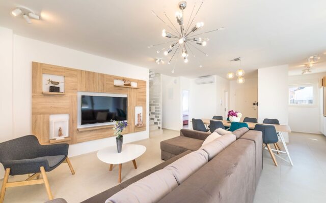Luxurious Villa in Kaštel Gomilica With Pool