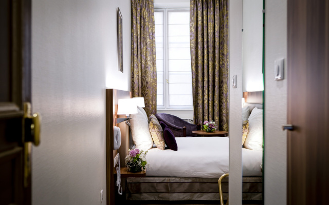 Le Phenix Hotel