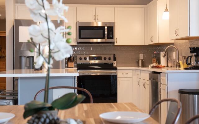 Moreland Retreat Huge Jacuzzi Sleeps 14