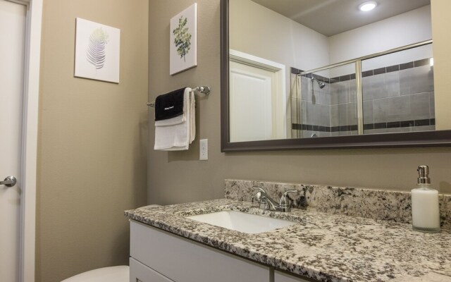 Baymeadows 2 BR Apt by Frontdesk