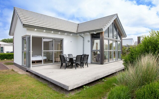 Detached, single-storey holiday home just steps from the sea