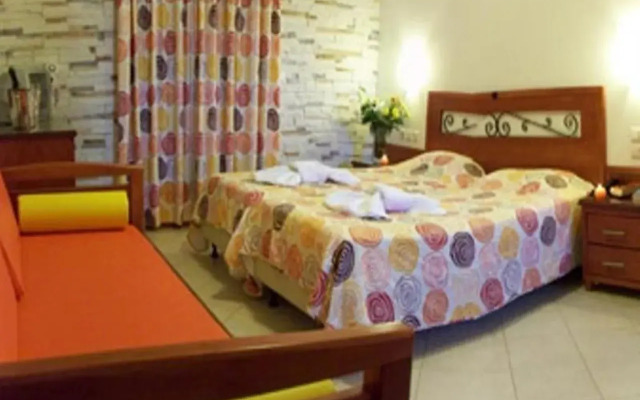 Plaka Hotel II