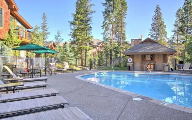 Luxury 2 Bedroom Mountain Vacation Rental in Breckenridge With Access to a Hot Tub and Heated Garage Parking