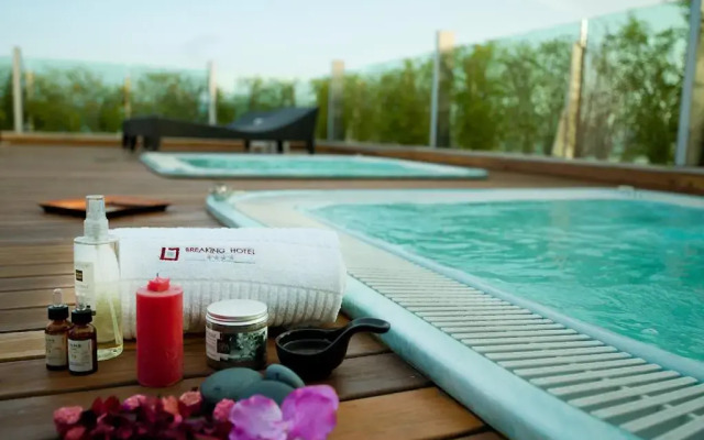 Breaking Business Hotel