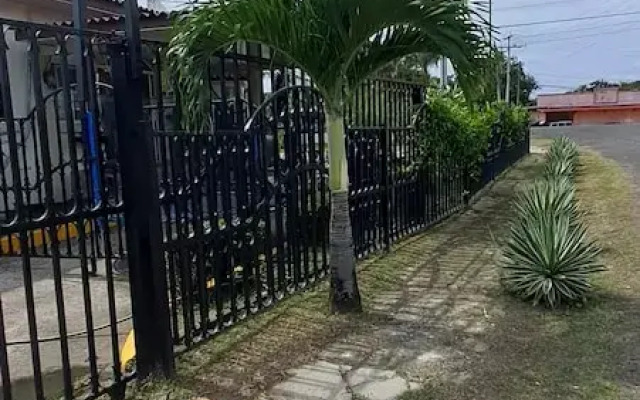 Mi Casa Asi de Grande