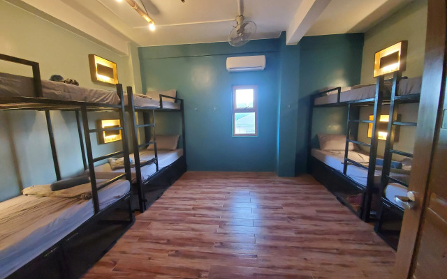 Outpost Hostel - Coron