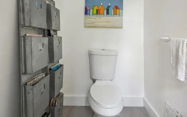 Comfortable 6-bedroom Retreat Minutes to Downtown