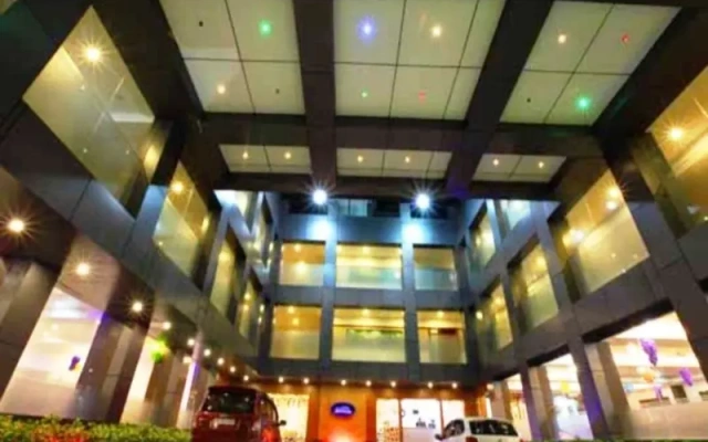 Holiday Hill Hotel & Suites