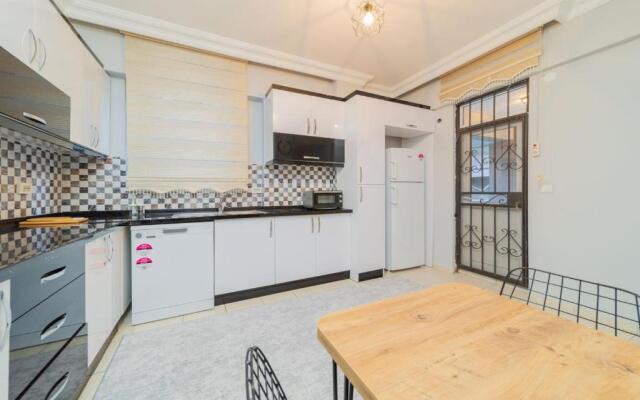 Vibrant Flat With Lovely Balcony in Muratpasa