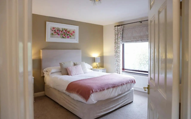 Stylish family home in desirable Penylan + Parking