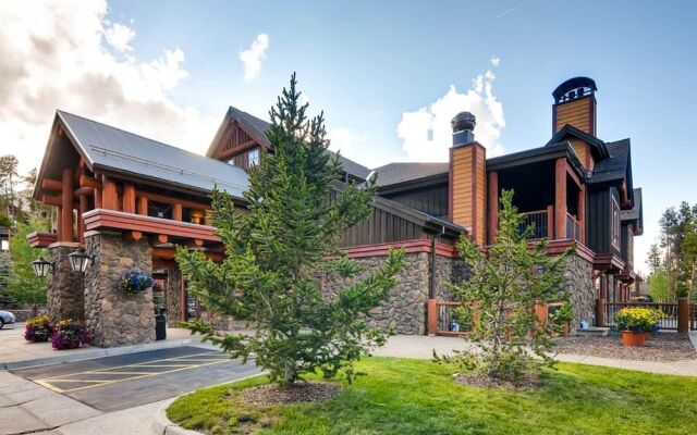 Luxury 2 Bedroom Ski in, Ski out Condo in Breckenridge with Shared Pool, Hot Tub, Arcade, and Bar