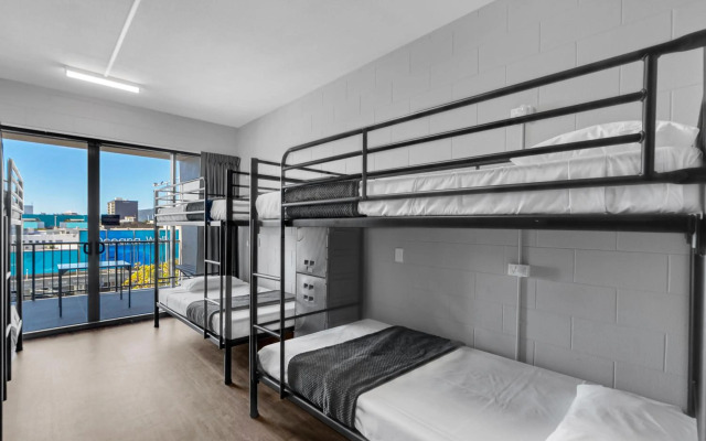 Gilligan's Backpackers Hotel & Resort