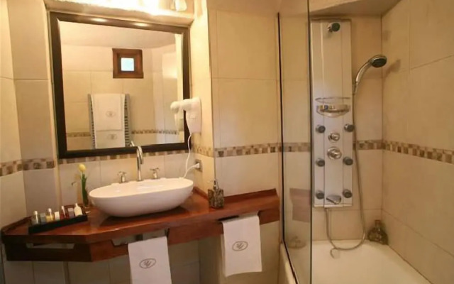 La Sirenuse Lake Resort