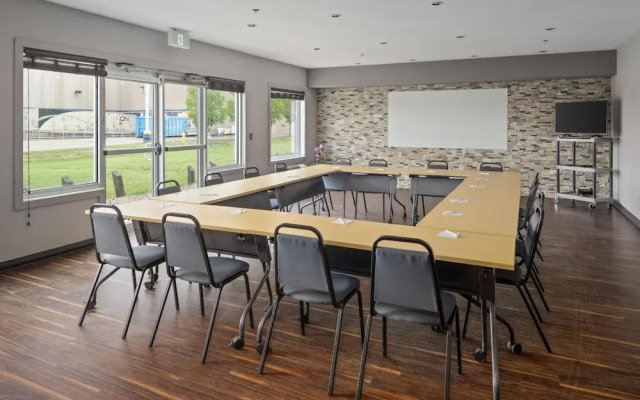 Home Inn and Suites Regina Airport