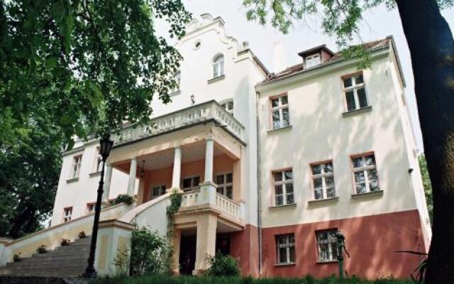 Pałac w Witosławiu ośrodek apifitoterapii "APIHERBA"