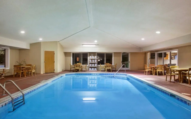 Holiday Inn Express & Suites St Joseph by IHG