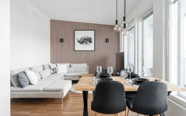 Luxurious 1BR Penthouse with Balcony