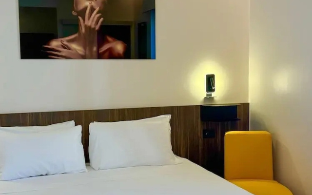 Revolution Hotel
