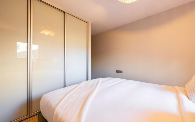 The Crystal Quarters - Modern Bright 2bdr Apartment