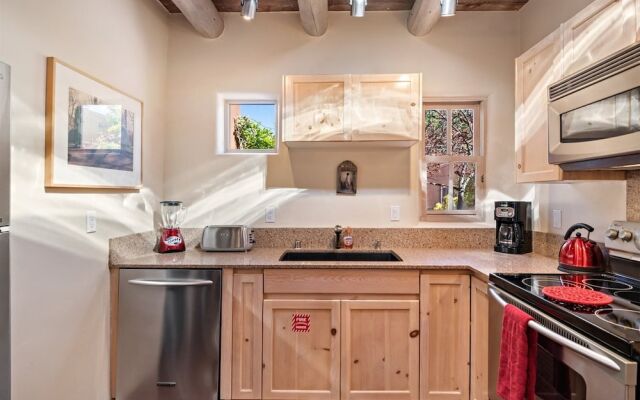 Casa Siempre Mayo - Railyard Gem, Walk to Plaza