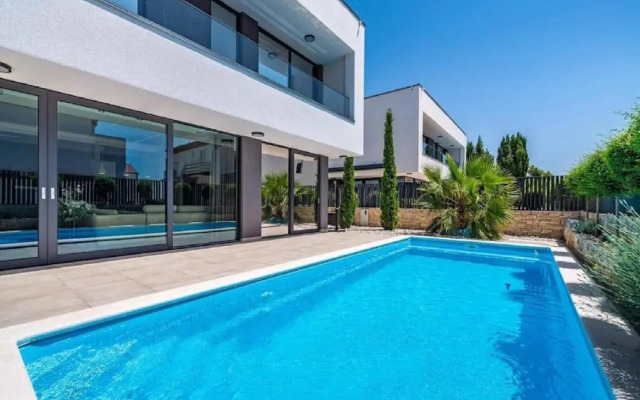 Villa Alpha - Four Bedroom Villa With Swimming Pool