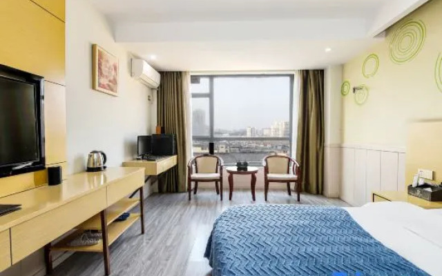 The Wall Street Holiday Hotel