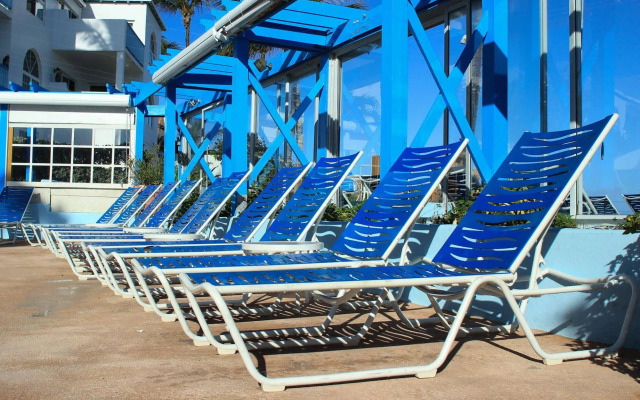Paradise Island Beach Club by RedAwning