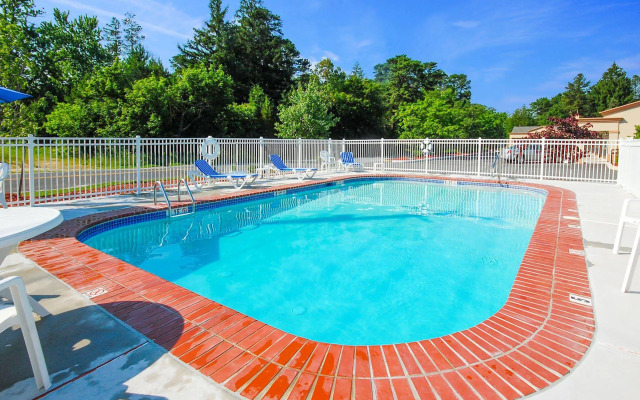 Hibiscus Inn & Suites