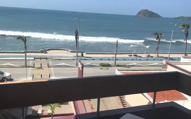 Del Real Hotel & Suites