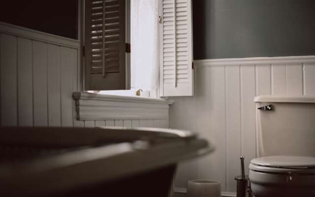 Hill Road Manor Bed & Breakfast