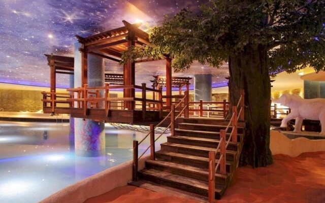 Higher Hotel Yacht Club