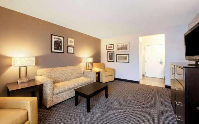 La Quinta Inn & Suites by Wyndham Cleveland Macedonia