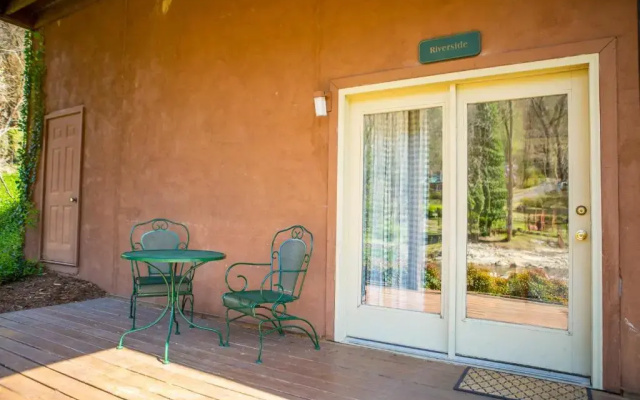The Chimney Rock Inn & Cottages