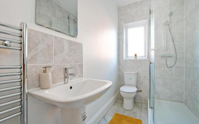 Spacious 4BR, Parking, Near Centre