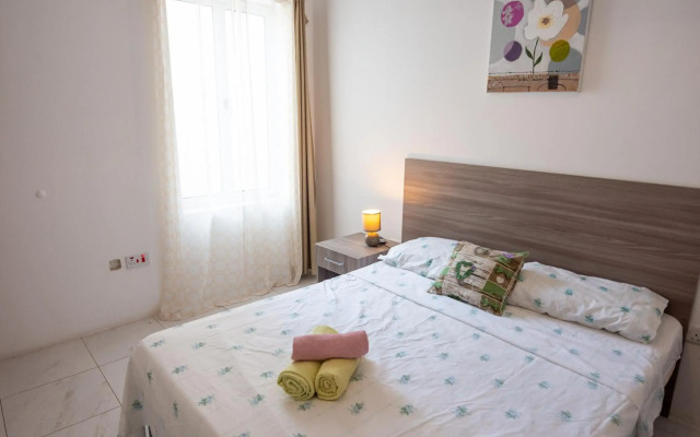 Seafront apartment between Valletta and Sliema