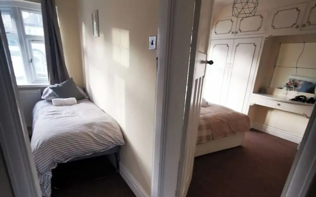 6-bed House - Sleeps 13 - Families & Contractors