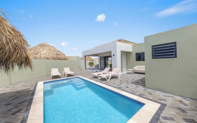 Villa Paradise with pool at mambo beach