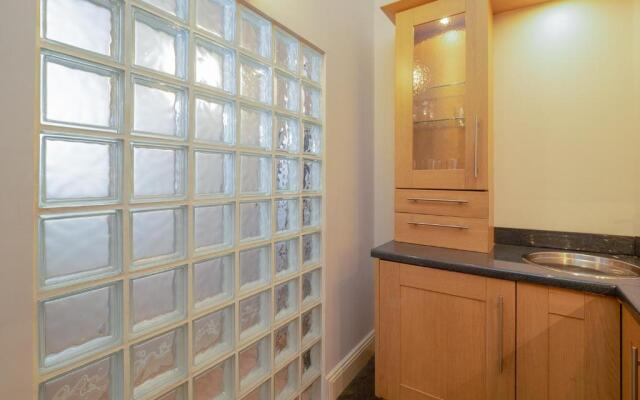 Apartment 16 Broadway House