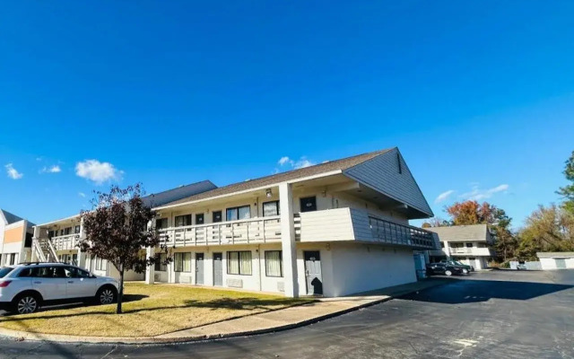 Super 7 Inn Tupelo