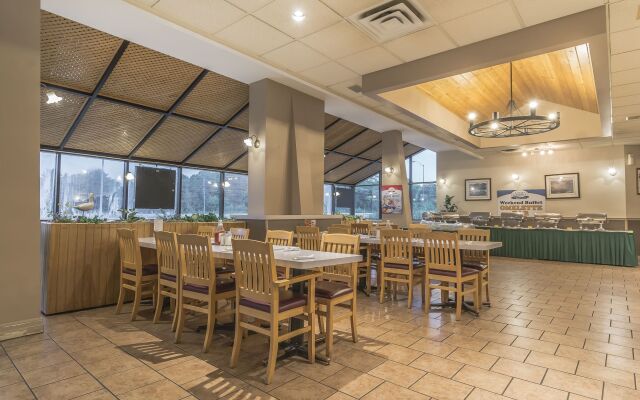 Jolly Roger Inn & Resort