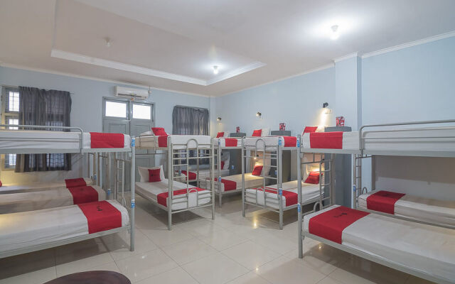RedDoorz Hostel near Braga Citywalk