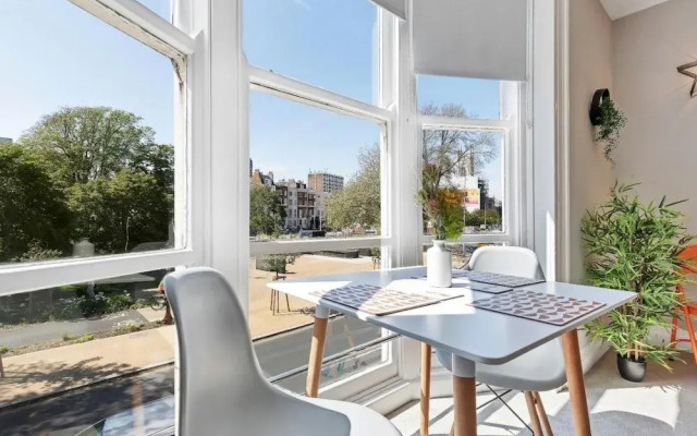 Grand Studio View - Large City Centre Studio Apartment