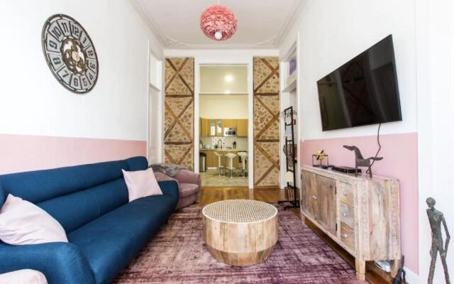 Beautiful 2BR high ceiling/50m from TimeOut market