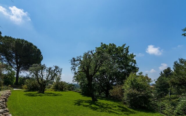 Spacious Villa in La Gaude With Swimming Pool
