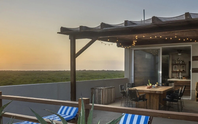 Enchanting 4 Bedroom PH With Beach Front